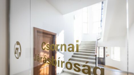 Benzinkúton dühöngött, részegen csapkodta az üveget (VIDEÓ)