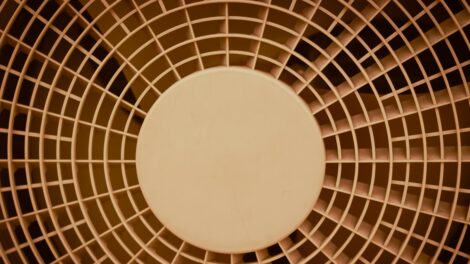 Nyaralás előtt érdemes átválogatni a régi hűtőtáskákat és ventilátorokat