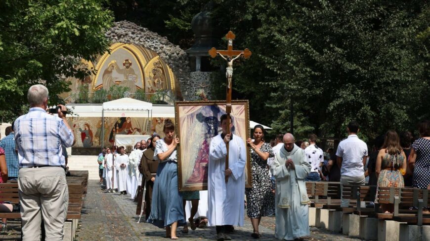 img_Nagyboldogasszony_fobucsujat_tartjak_a_matraverebely-szentkuti_nemzeti_kegyhelyen