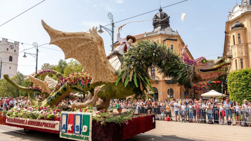 img_Tobb_szazezer_viraggal_keszul_Debrecen_a_karnevalra-1