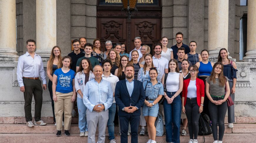 img_Egy_eleten_at_tarto_tanulas_kezdodik___uj_rezidenseket_koszontottek