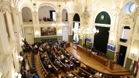 Egy híján negyven napirendi pont