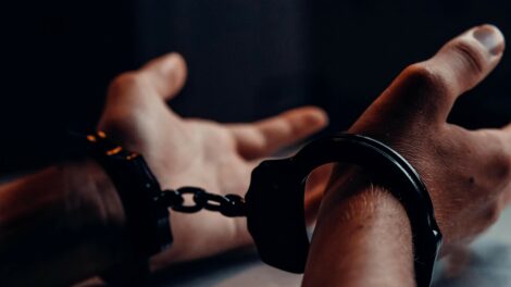 Elrendelte a bíróság a győri késelés gyanúsítottjának letartóztatását