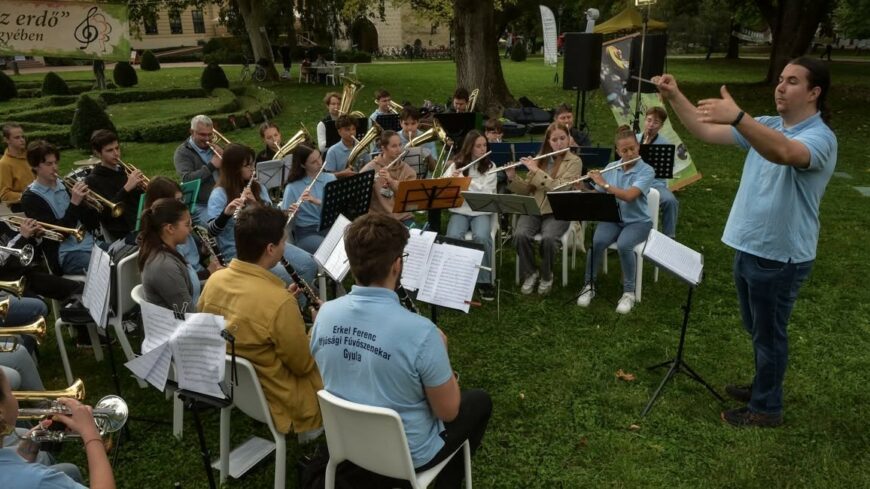 img_Pentektol_Muzsikal_az_erdo_a_Korosok_volgyeben-2